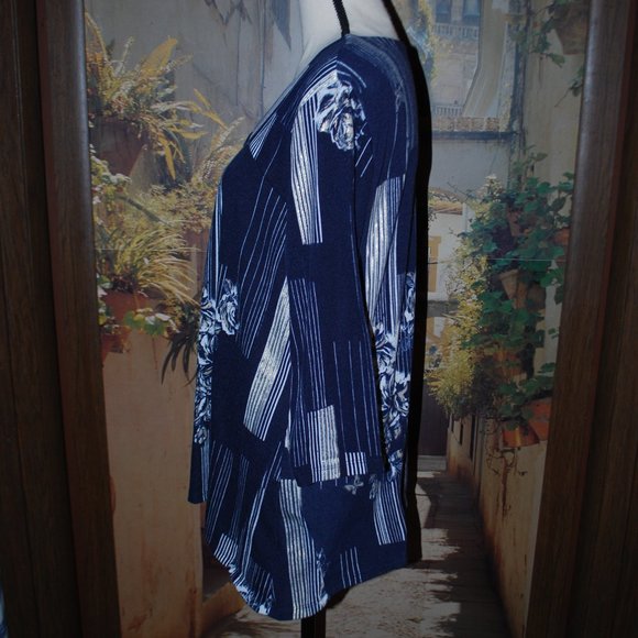 3/$30 - Navy, White & Gold Peekaboo Top - L - Picture 5 of 13